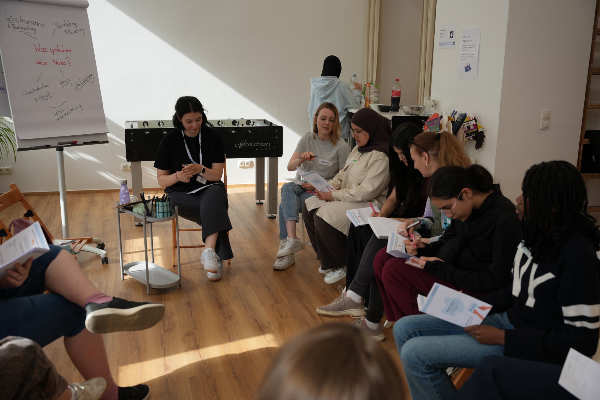 Teilnehmerinnen arbeiten mit Workbooks im Workshop
